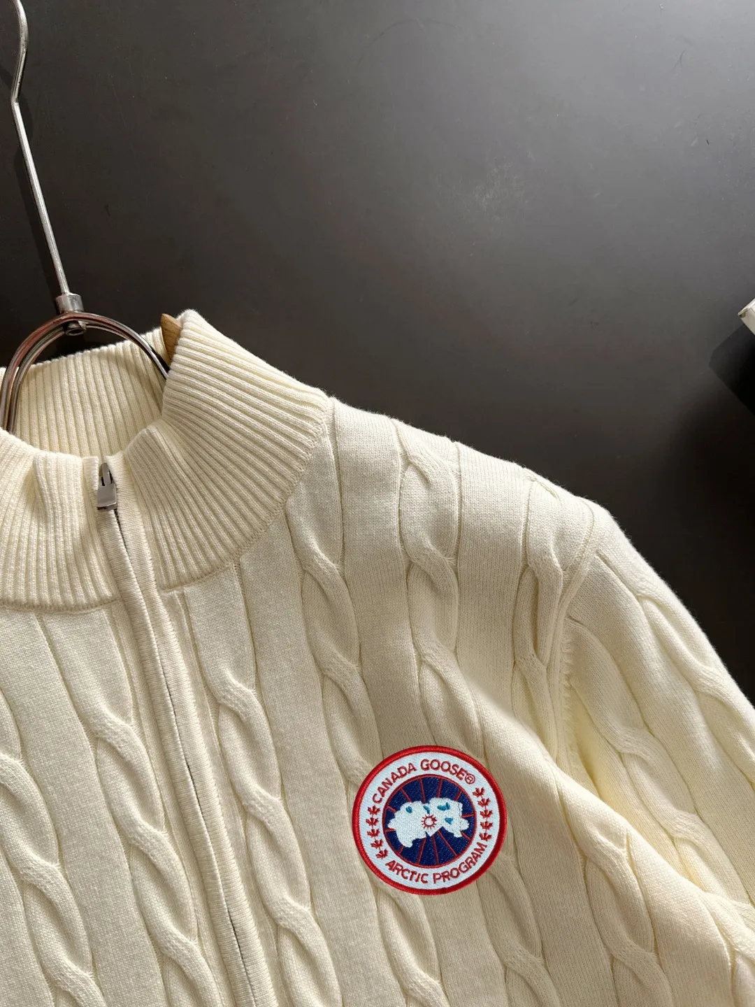 Next day shipping P460 Big Goose 2025 official website latest winter sweater, popular items are on sale at the counter simultaneously! Specially made of wool blended fabric. It feels comfortable and can be directly in contact with the skin. The logo badge is exquisitely embroidered, which is extremely eye-catching! The details highlight the fashionable charm of big brands. Exquisite workmanship. Three-dimensional cutting style. The wearing effect is invincible and handsome! All three standards are complete! Size: M-3XL